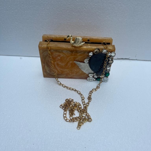 Resin cluches - Picture 1 of 2